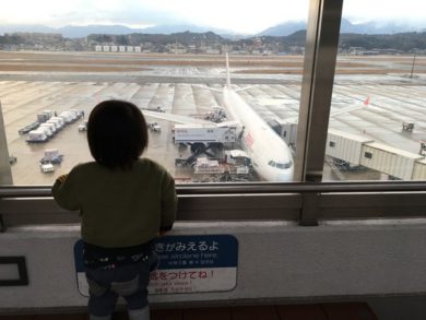 福岡空港 国際線 送迎デッキ から息子と飛行機を見てきた 登山好きのｄｉｙ野郎