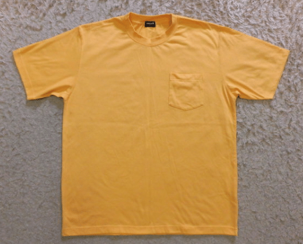 黄色のTシャツ
